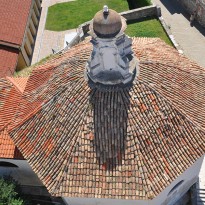 Streha Krstilnice pred posegom