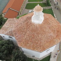 Obnovljena streha Krstilnice