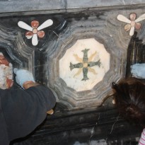 Poliranje inkrustacije oltarne mize sv. Trojice na Vrhniki Poliranje inkrustacije oltarne mize sv. Trojice na Vrhniki