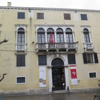 Stavbni elementi na pročelju pred posegom Stavbni elementi na pročelju pred posegom