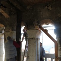 Priprava na demontažo kamnitih elementov zvonika